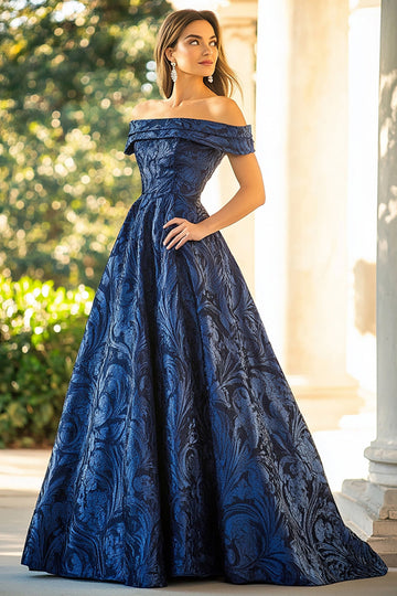 Robe longue Mère de la mariée en jacquard froncé bleu marine à épaules dénudées